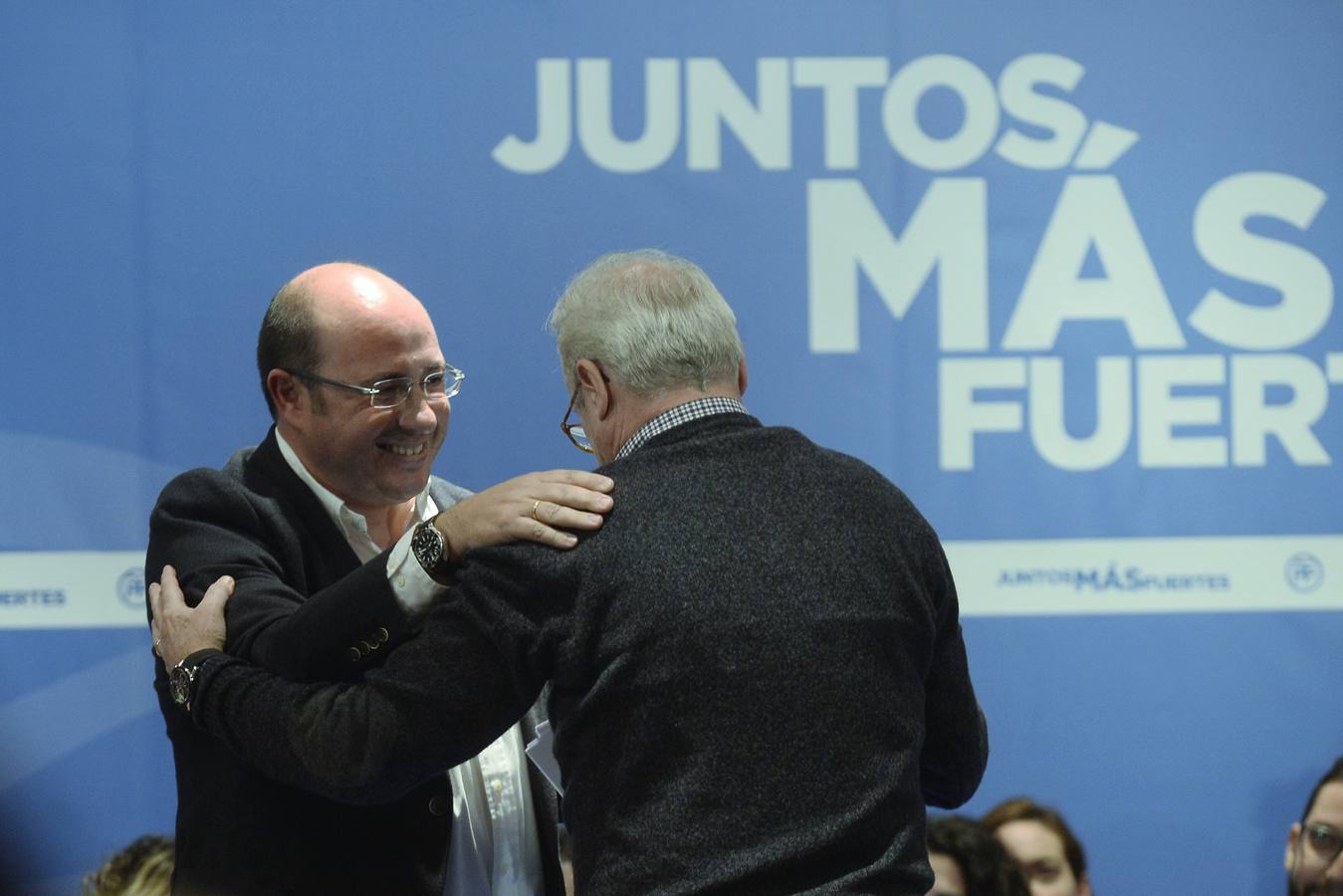 Sánchez y Valcárcel, protagonistas del encuentro con los compromisarios del PP