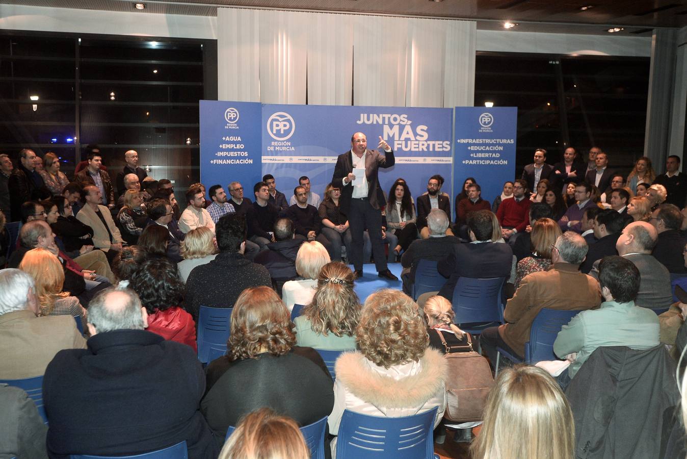 Sánchez y Valcárcel, protagonistas del encuentro con los compromisarios del PP