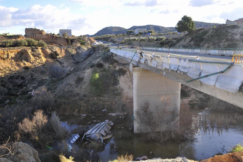 Fallece un camionero al precipitarse por un barranco en Pliego