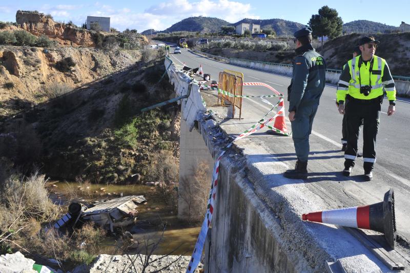 Fallece un camionero al precipitarse por un barranco en Pliego