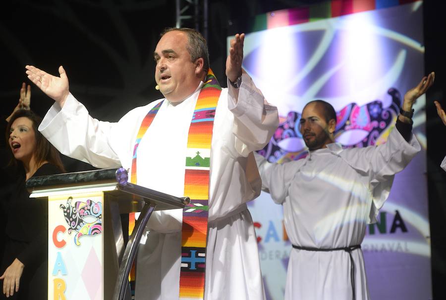 El concejal de Festejos «oficia» el pregón de Carnaval vestido de cura