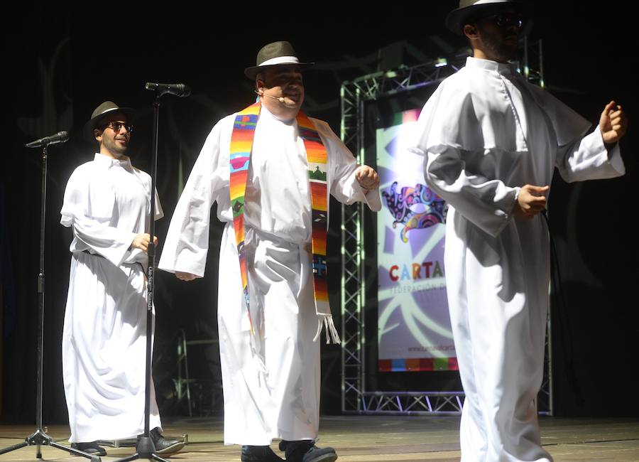 El concejal de Festejos «oficia» el pregón de Carnaval vestido de cura