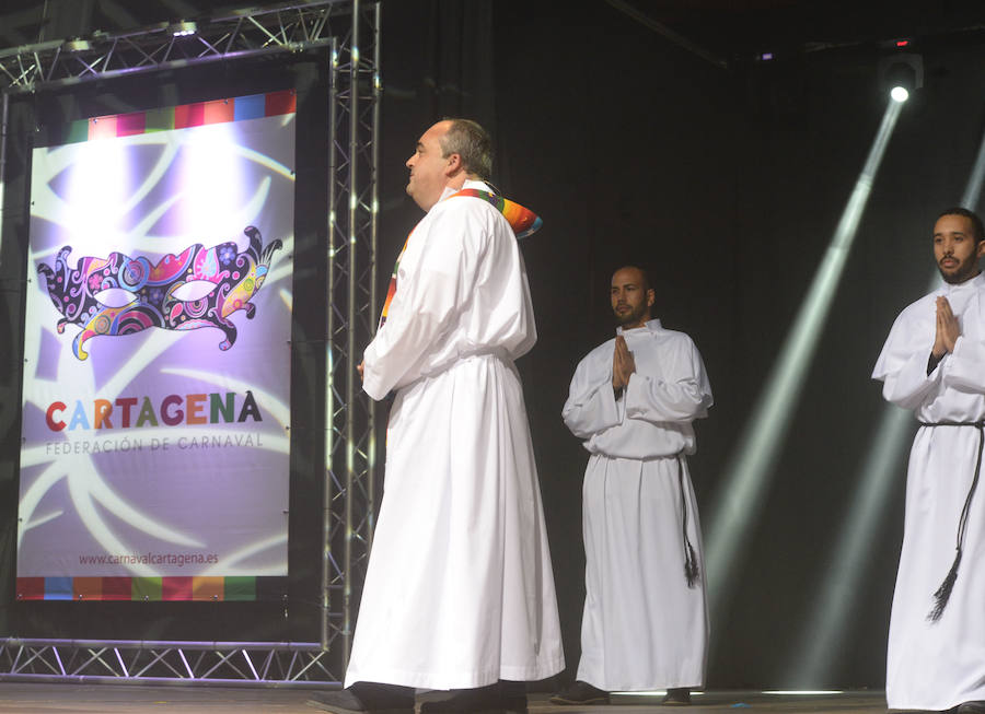 El concejal de Festejos «oficia» el pregón de Carnaval vestido de cura