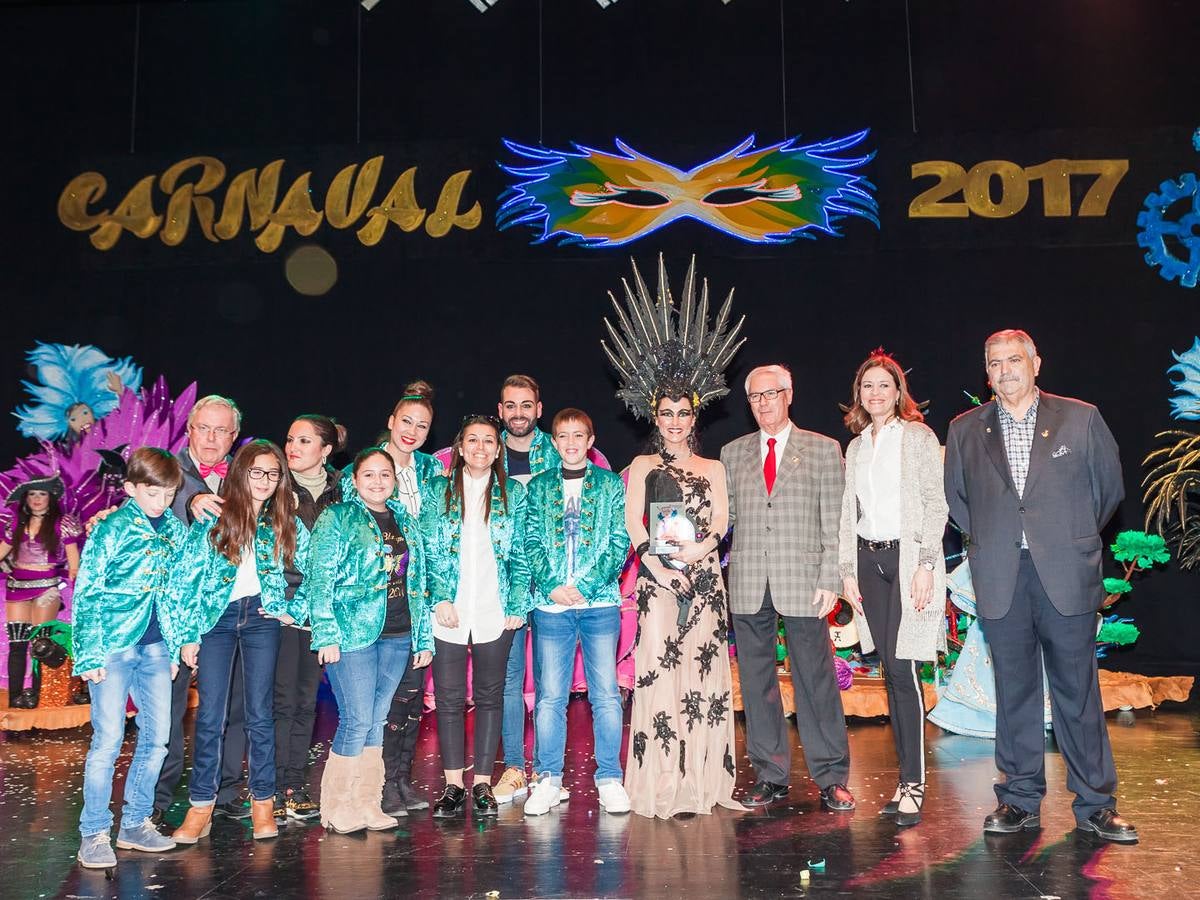 Elegancia y color en los trajes de papel en Águilas