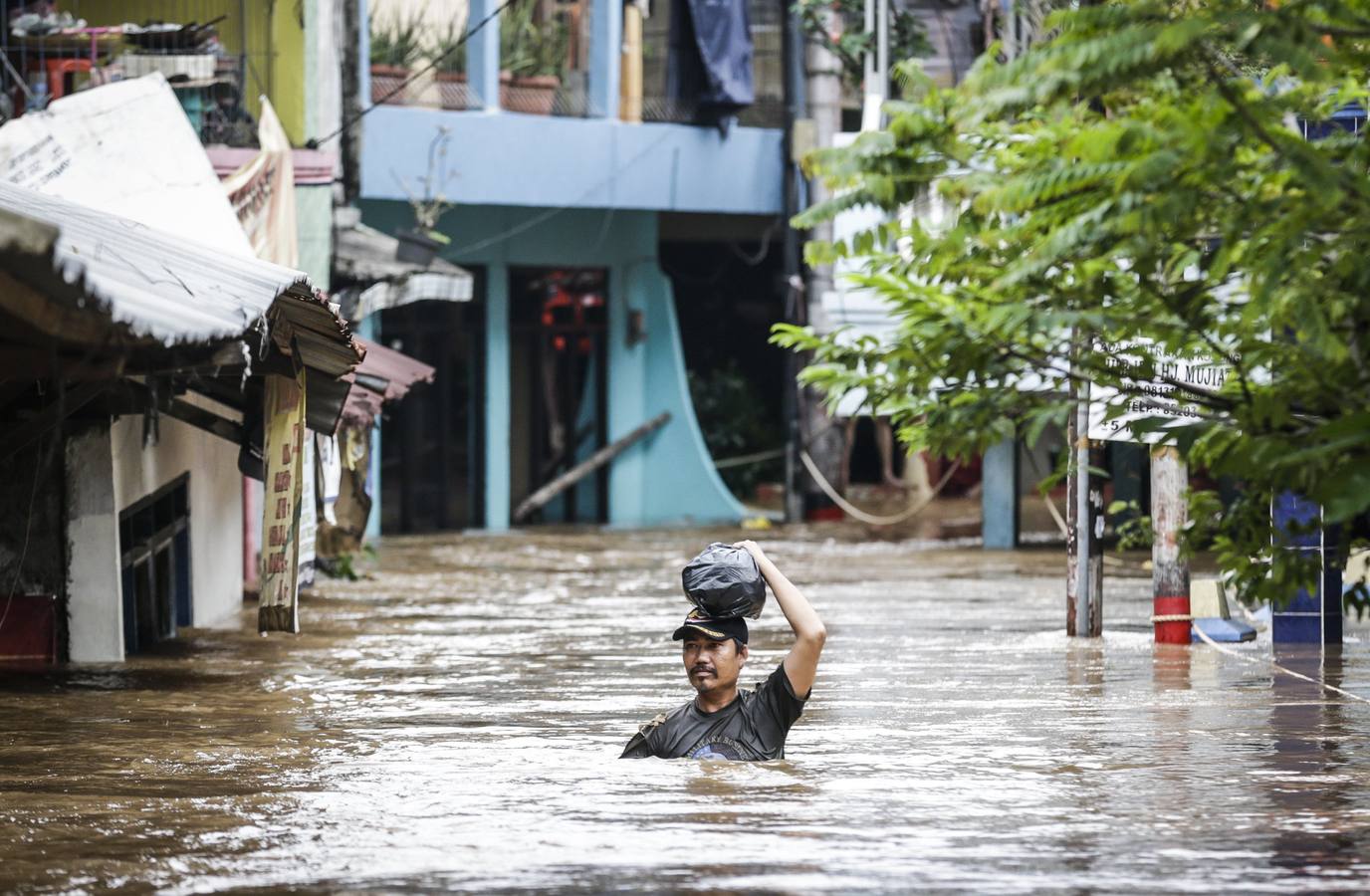 El agua inunda las calles