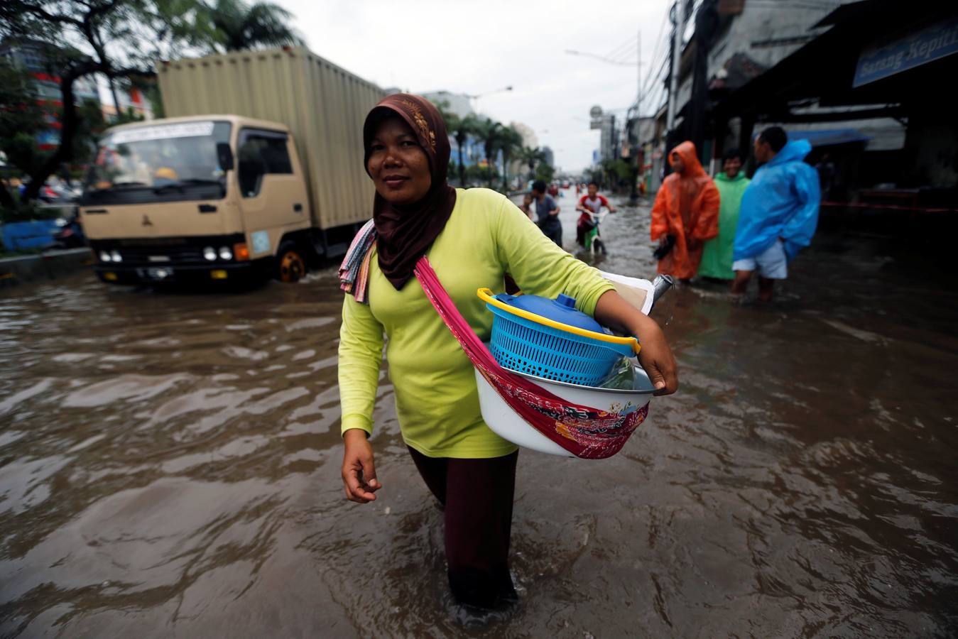 El agua inunda las calles