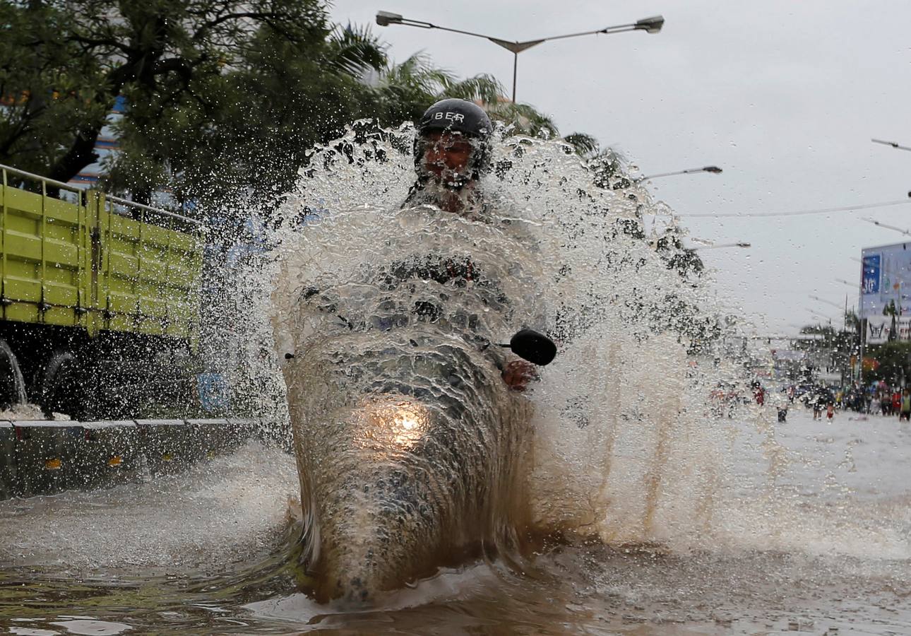 El agua inunda las calles