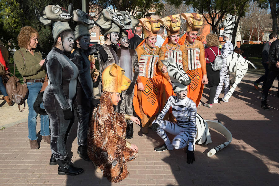 Máscaras y mucho color por las calles de Puente Tocinos