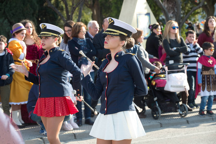 Máscaras y mucho color por las calles de Puente Tocinos