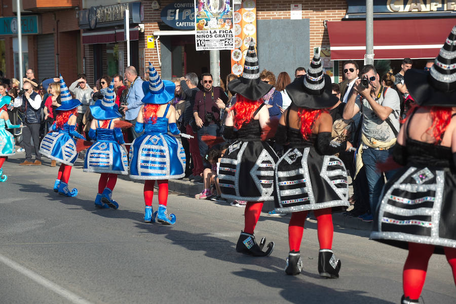 Máscaras y mucho color por las calles de Puente Tocinos