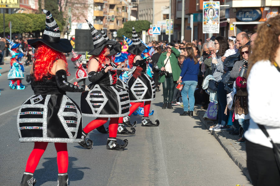 Máscaras y mucho color por las calles de Puente Tocinos
