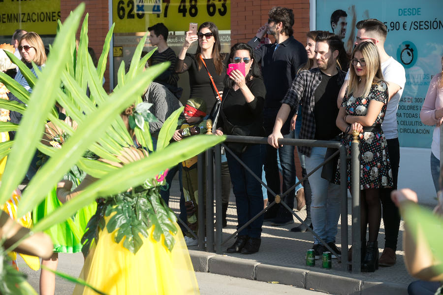 Máscaras y mucho color por las calles de Puente Tocinos