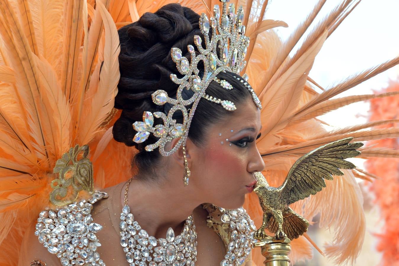 Las plumas toman las calles en el Martes de Carnaval de Águilas