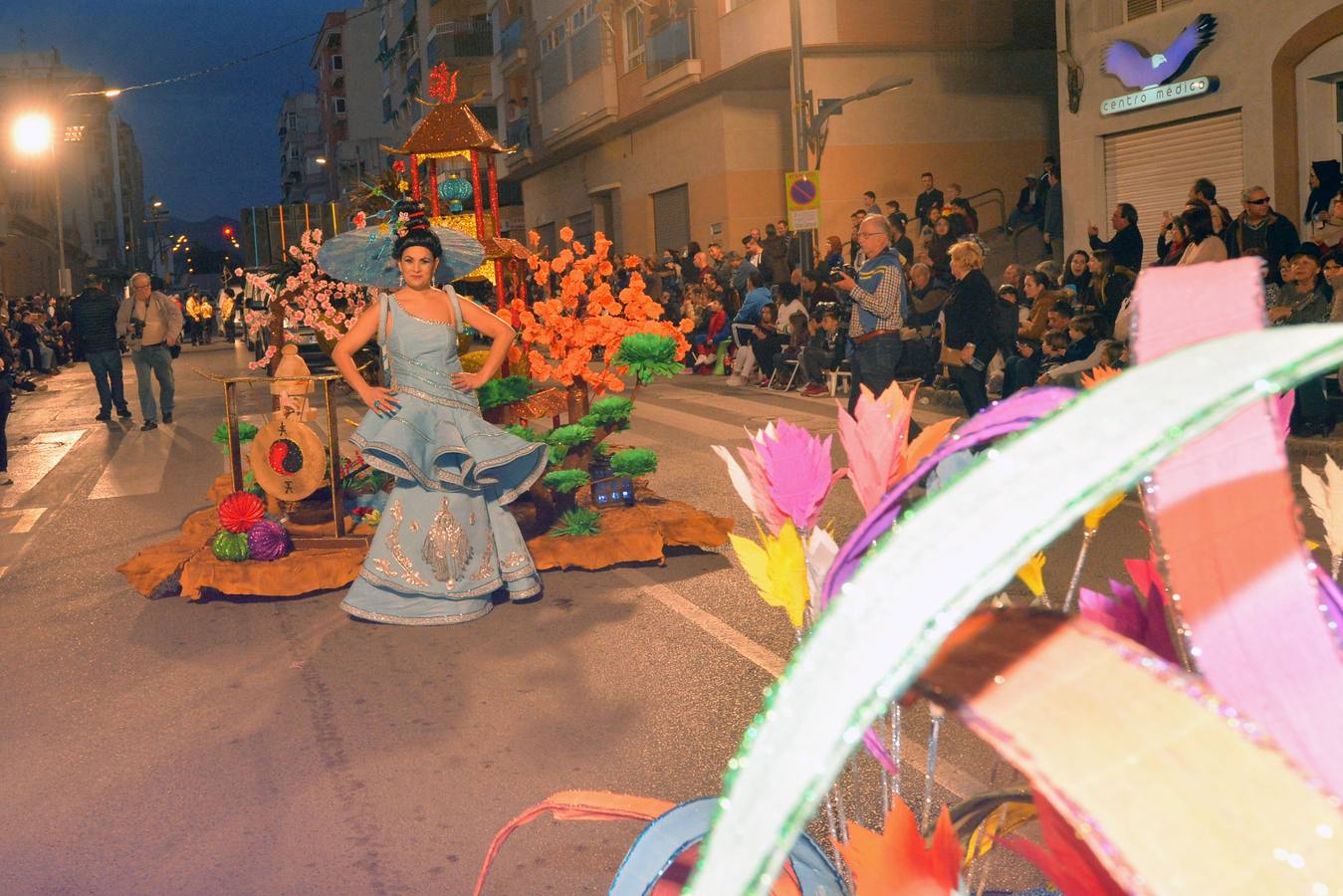 Las plumas toman las calles en el Martes de Carnaval de Águilas