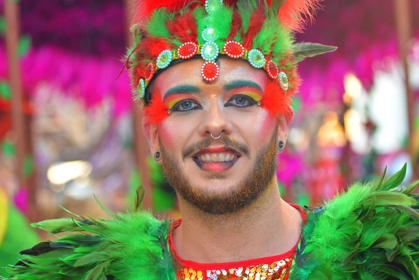 Las plumas toman las calles en el Martes de Carnaval de Águilas