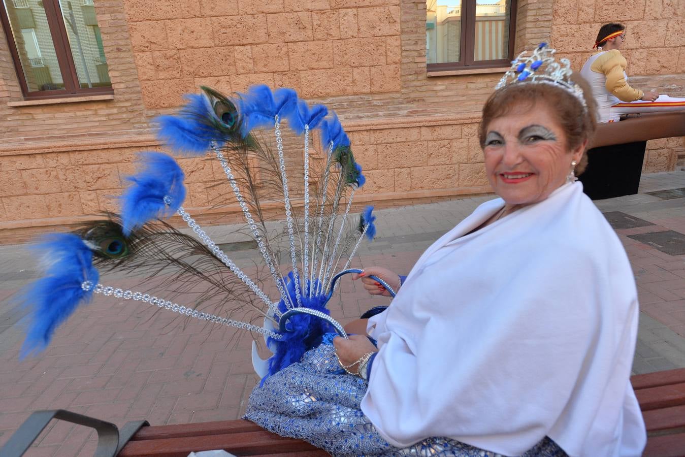 Las plumas toman las calles en el Martes de Carnaval de Águilas