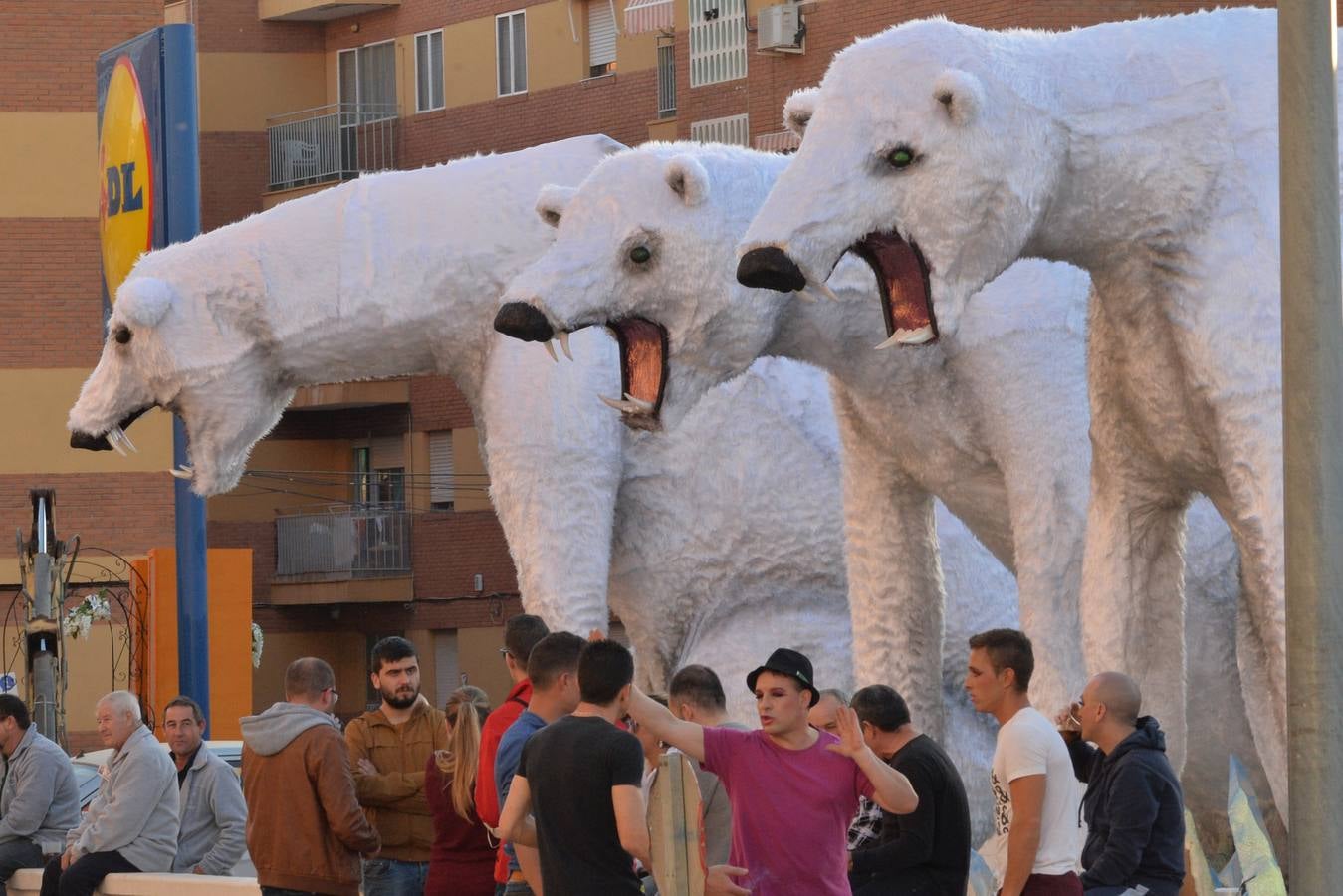 Las plumas toman las calles en el Martes de Carnaval de Águilas