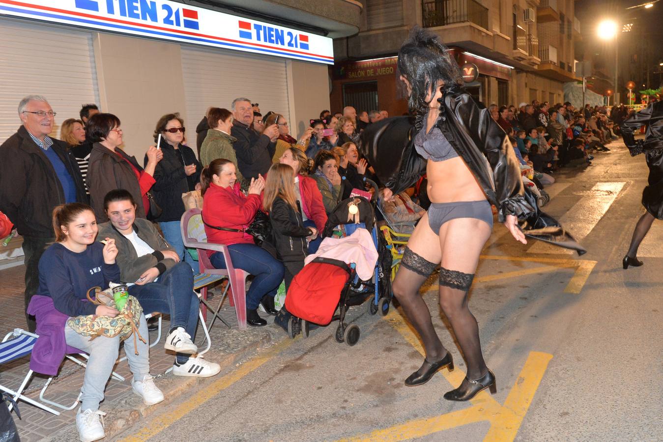 Las plumas toman las calles en el Martes de Carnaval de Águilas