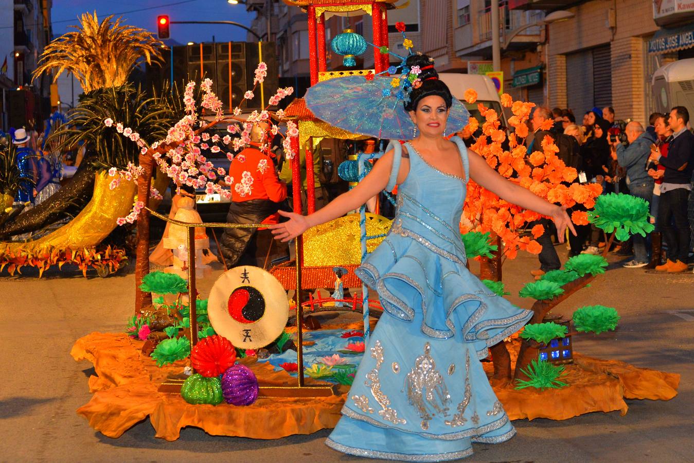 Las plumas toman las calles en el Martes de Carnaval de Águilas