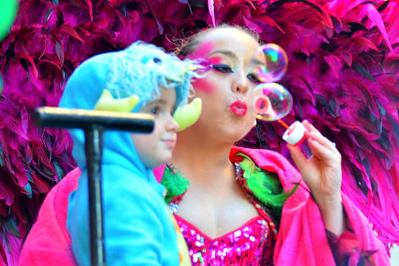 Las plumas toman las calles en el Martes de Carnaval de Águilas