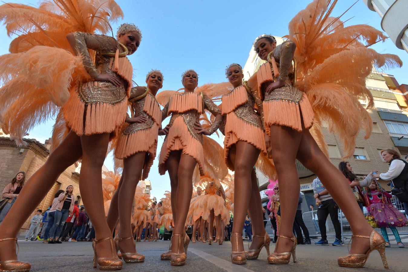 Las plumas toman las calles en el Martes de Carnaval de Águilas