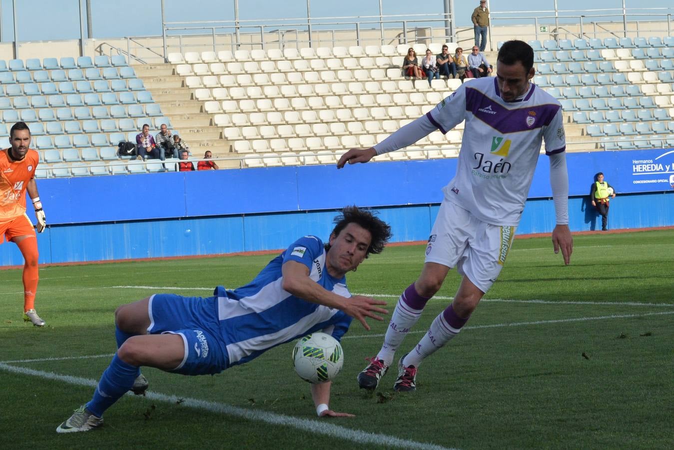 El líder despega con una remontada ante el Jaén (2-1)