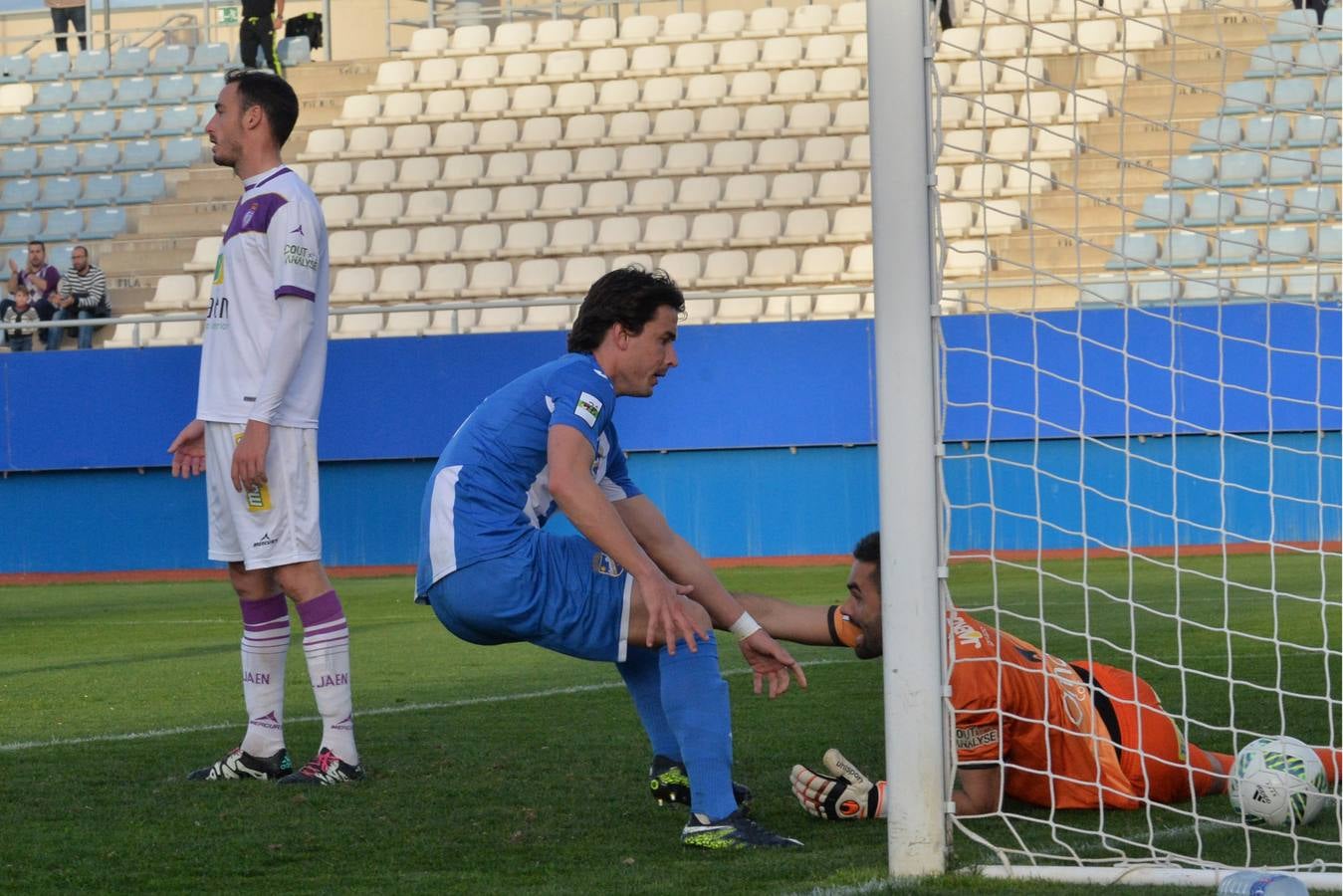 El líder despega con una remontada ante el Jaén (2-1)