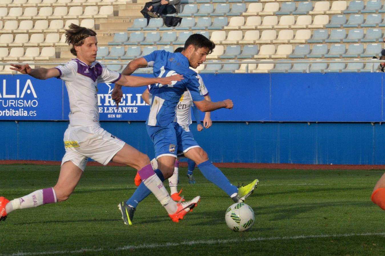 El líder despega con una remontada ante el Jaén (2-1)