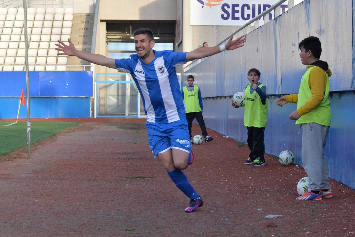 El líder despega con una remontada ante el Jaén (2-1)