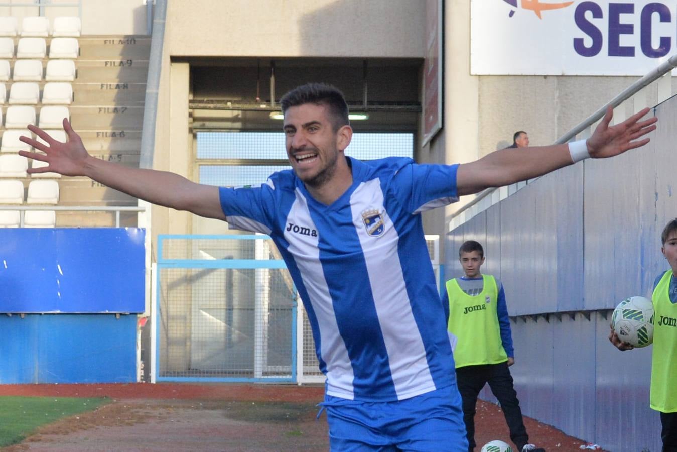 El líder despega con una remontada ante el Jaén (2-1)