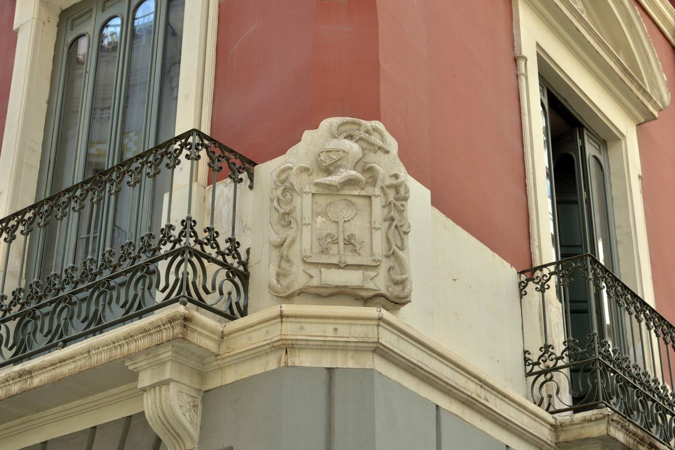 Escudo de una de las casas de la plaza Puxmarina, donde vivió el Nobel murciano José Echegaray.