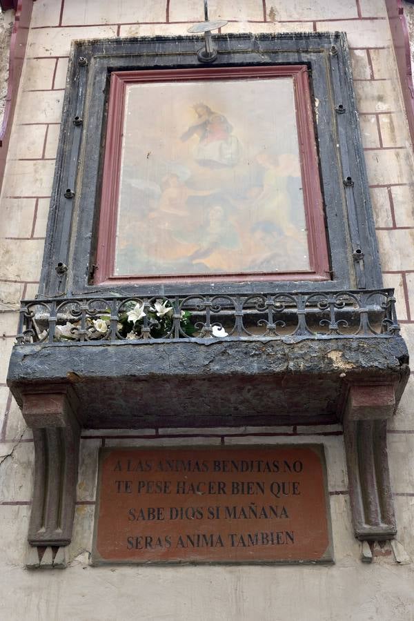Inscripción para pedir por las ánimas, bajo la Virgen del Carmen, en la fachada lateral de la iglesia de San Bartolomé.