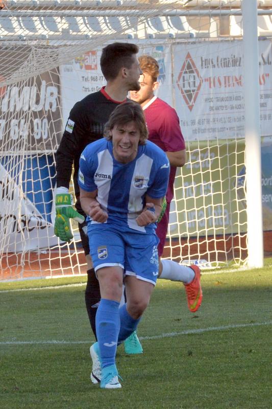 El Jumilla pone el primer puesto interesante (2-2)