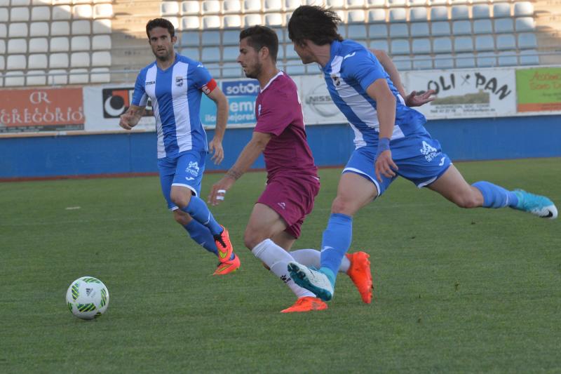 El Jumilla pone el primer puesto interesante (2-2)