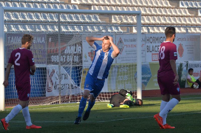 El Jumilla pone el primer puesto interesante (2-2)