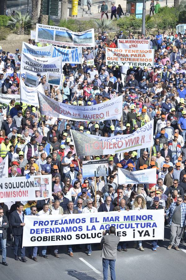 Miles de personas se manifiestan en favor del Mar Menor y la agricultura