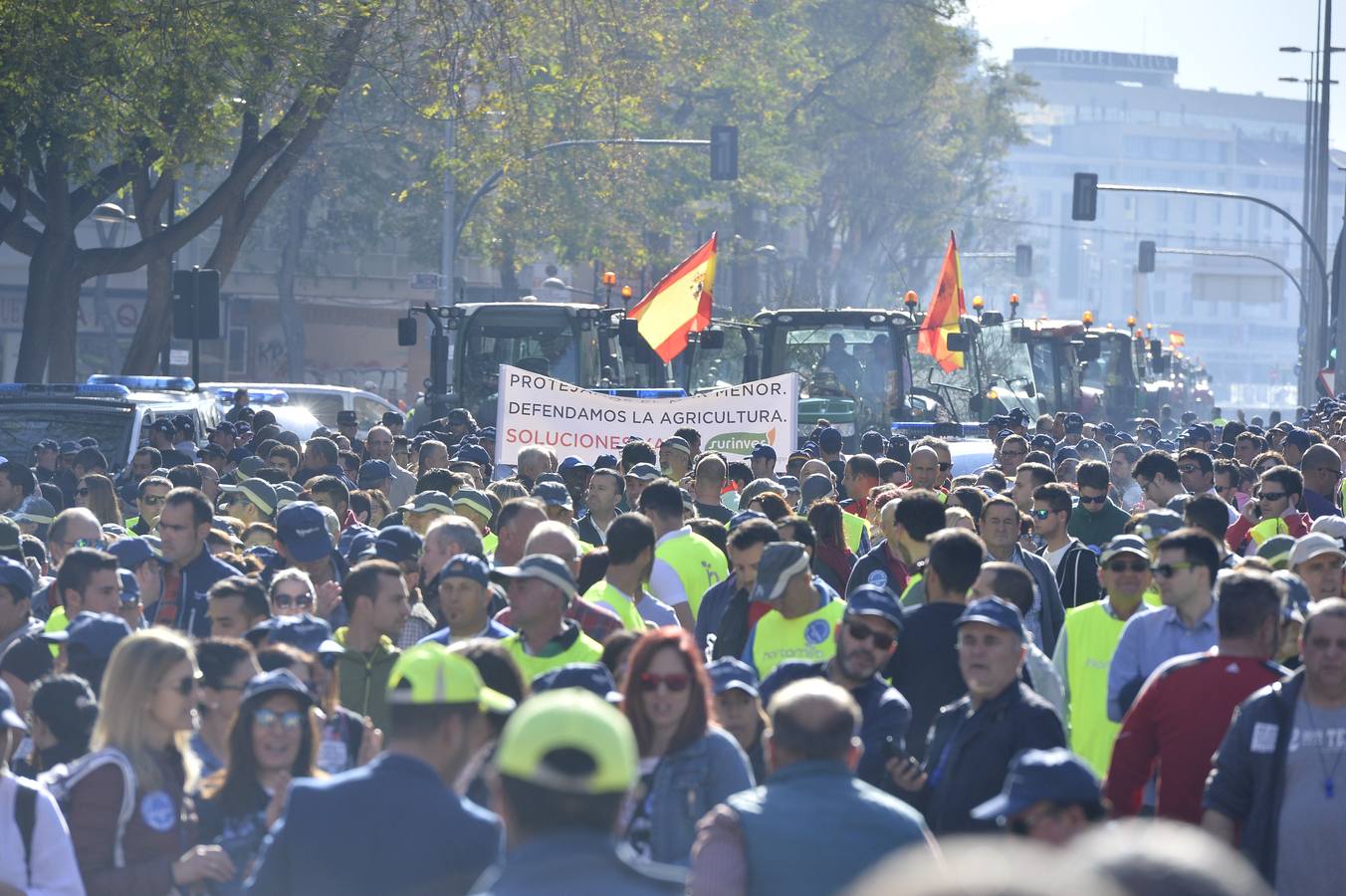 Miles de personas se manifiestan en favor del Mar Menor y la agricultura