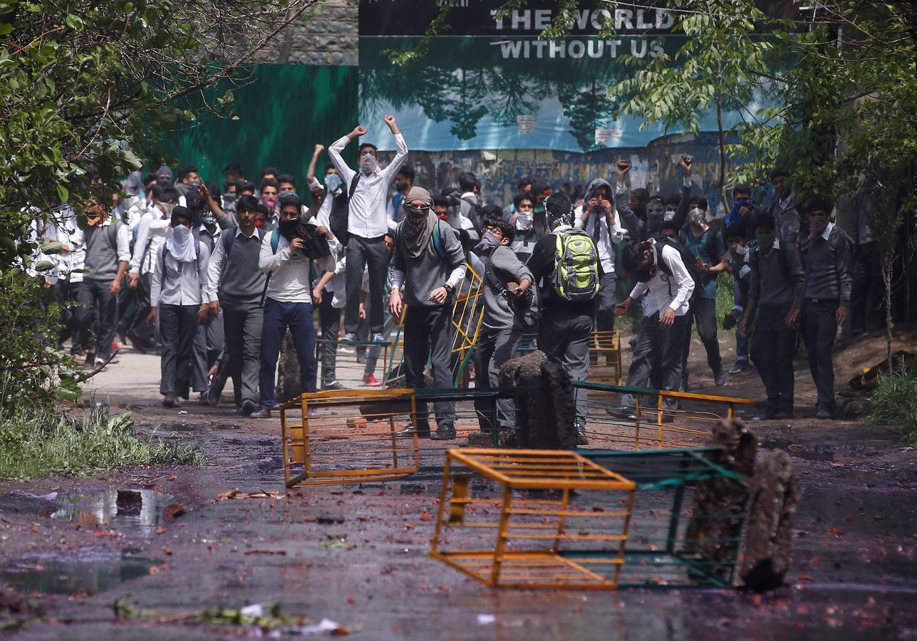 Pedradas contra la represión