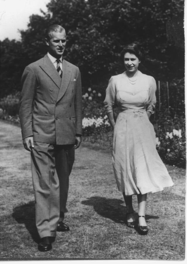 La reina Isabel II junto a su esposo el duque Felipe de Edimburgo cuando aún estaban solo prometidos.