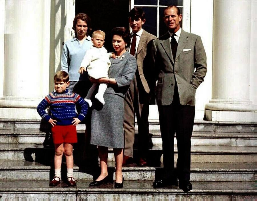 La reina Isabel II de Inglaterra y su marido, Felipe de Edimburgo, posan junto a sus cuatro hijos en 1965.