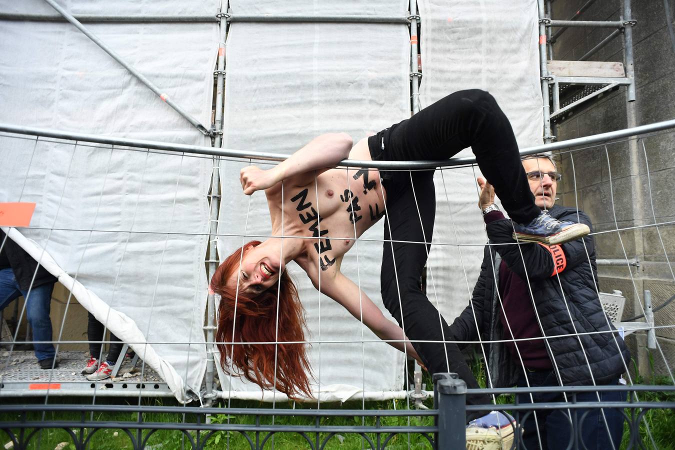 FEMEN vs Marine Le Pen