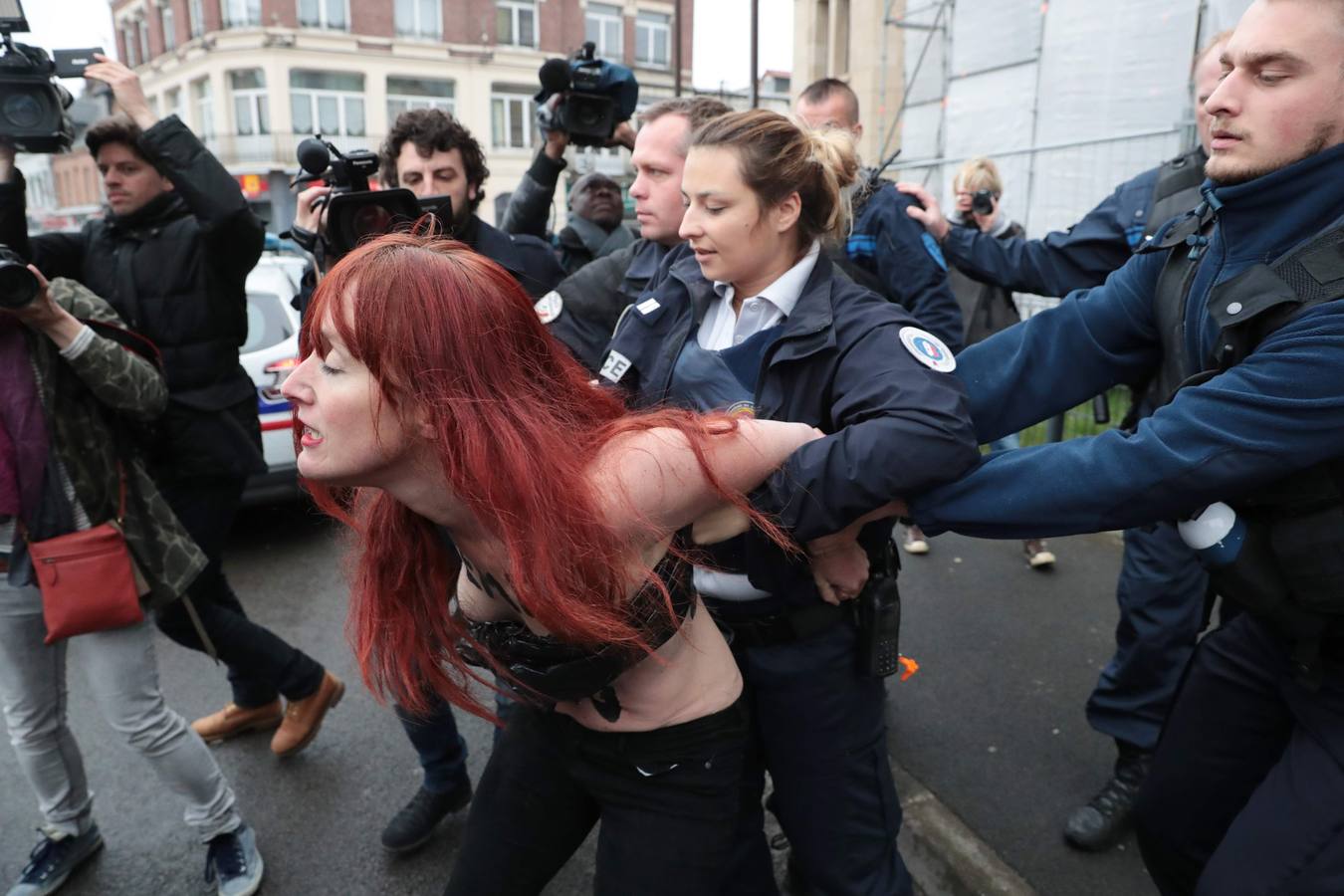 FEMEN vs Marine Le Pen