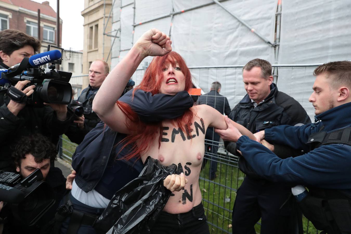 FEMEN vs Marine Le Pen