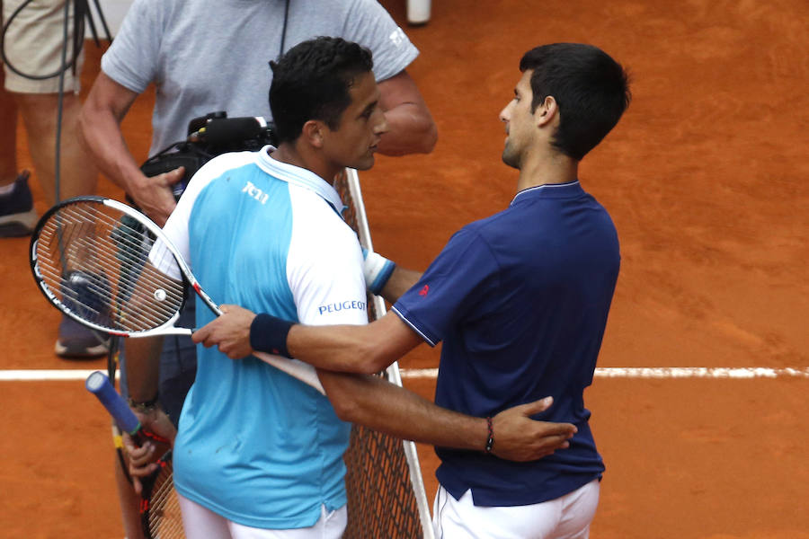 Almagro planta cara a Djokovic