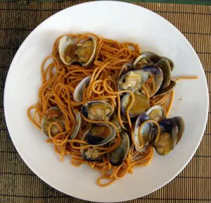 ESPAGUETIS CON TOMATE Y ALMEJAS