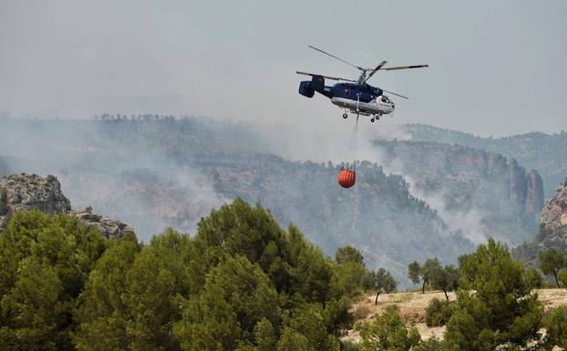 Un helicóptero participa en las tareas de extinción.