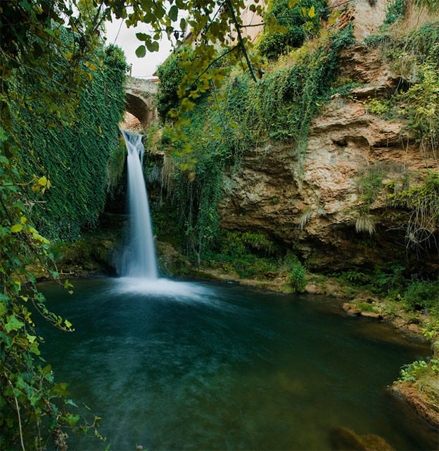 Bañada por el río Ebro se encuentra la localidad burgalesa de Frías, una de las poblaciones más bonitas de Castilla y León. Su sorprendente silueta sobre un peñasco se encuentra enmarcada por el imponente pico Humión, el más alto del Parque Natural Montes Obarenes.