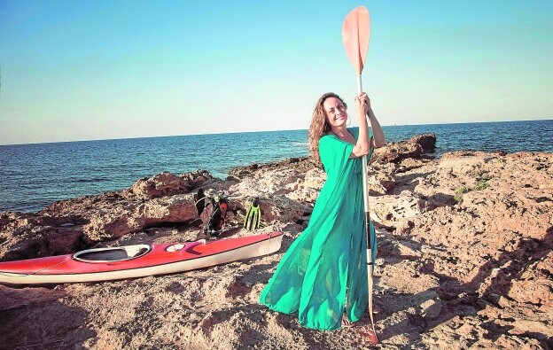 Sonia Murcia, en Cabo de Palos, donde bucea, practica pádel surf y sale en piragua, entre otras actividades.