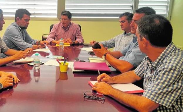 Francisco Jódar (c) reunido ayer con los representantes de las patronales hortofrutícolas murcianas. 