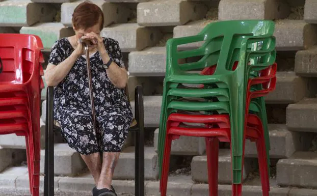 Una vecina desalojada de su vivienda el pasado domingo, hoy en la residencia de estudiantes de Beneche en Yeste.